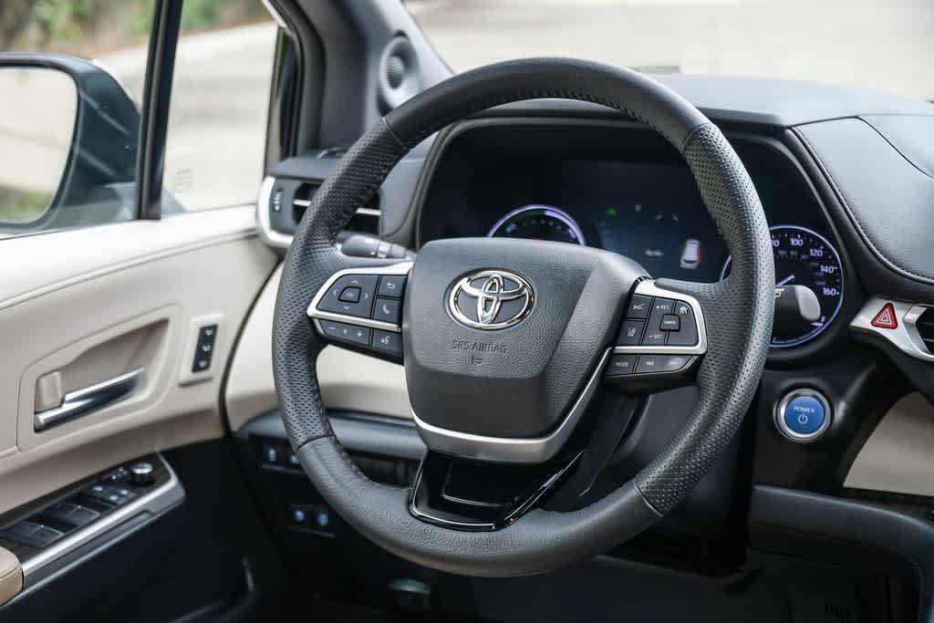 Used 2023 Toyota Sienna Limited FWD image 13