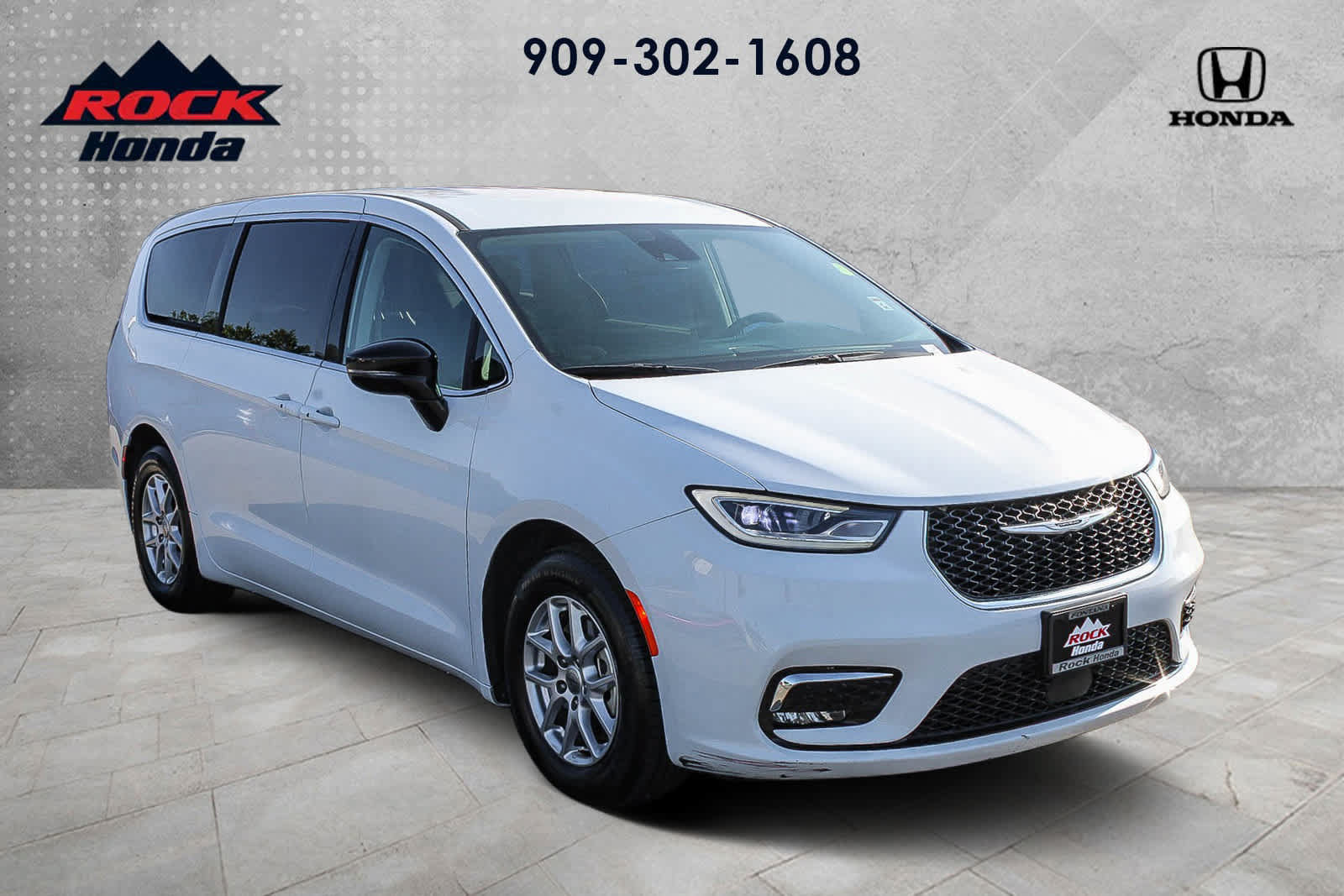Used 2024 Chrysler Pacifica Touring-L FWD image 3