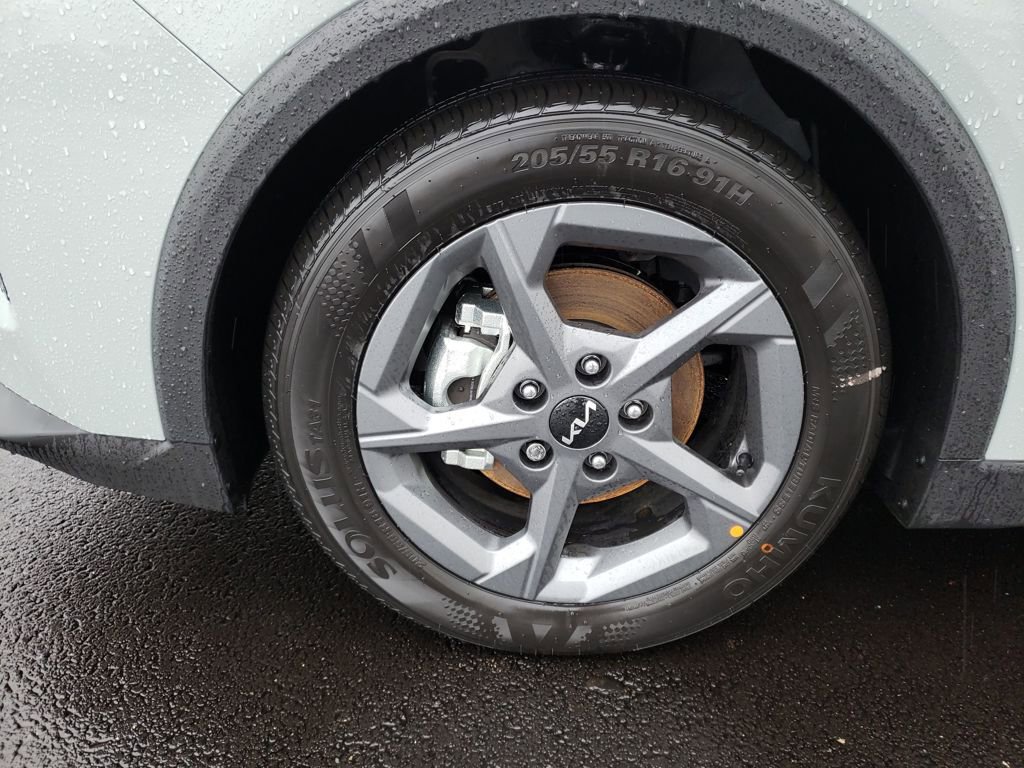 New 2025 Kia K4 LXS image 24