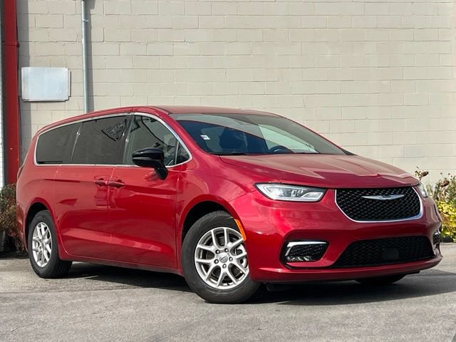 Used 2025 Chrysler Pacifica Select