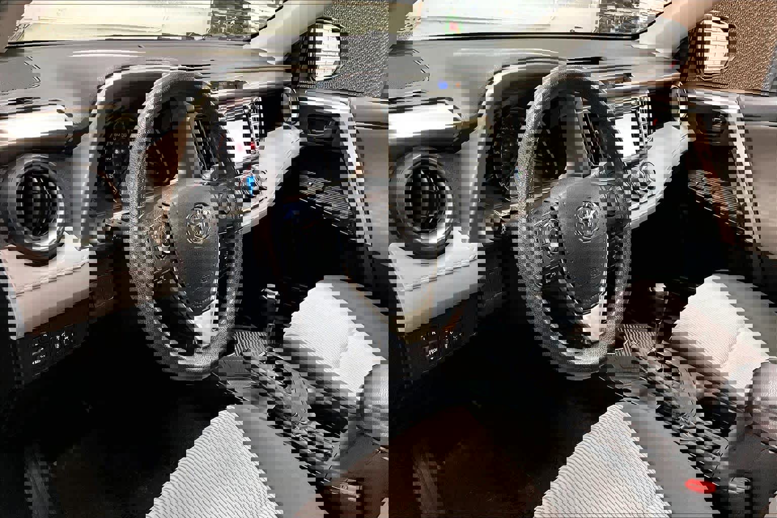 Used 2015 Toyota RAV4 LE image 17