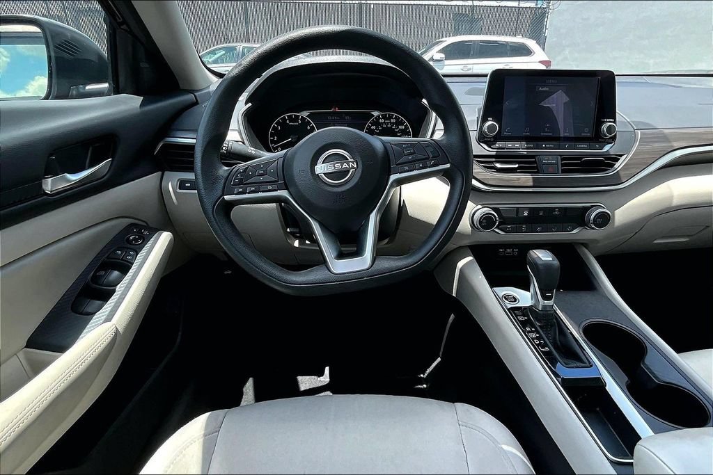 Used 2025 Nissan Altima 2.5 SV FWD image 8