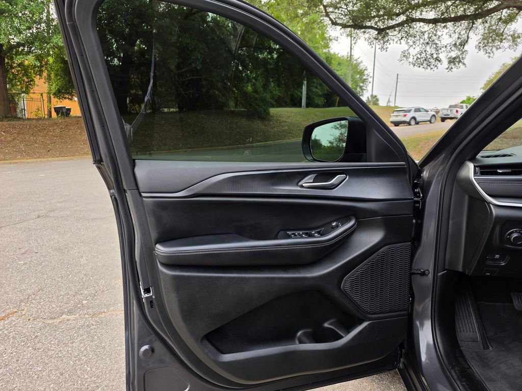 Used 2025 Jeep Grand Cherokee Laredo w/ Luxury Tech Group I RWD image 21