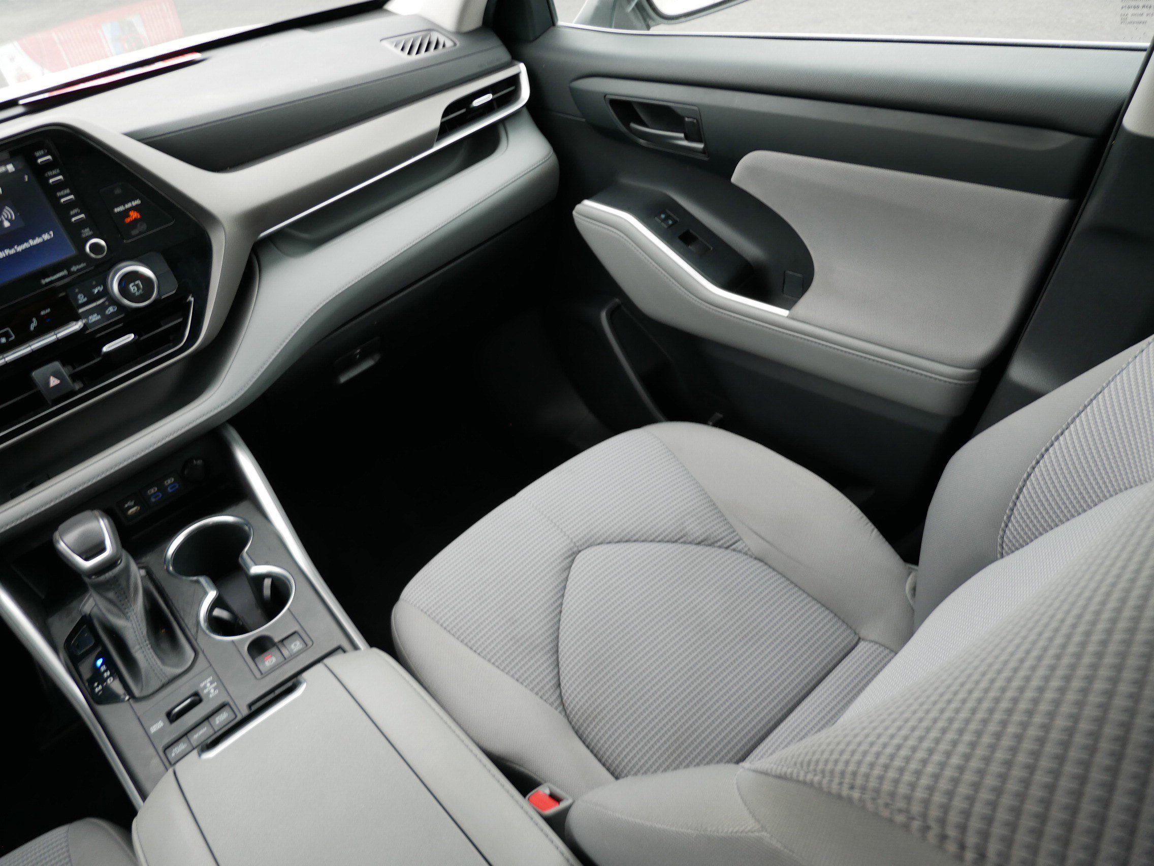 Used 2022 Toyota Highlander LE AWD/4WD image 11