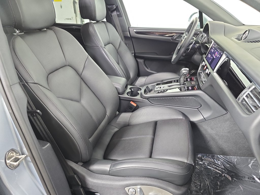 Certified 2026 Porsche Macan AWD/4WD image 27
