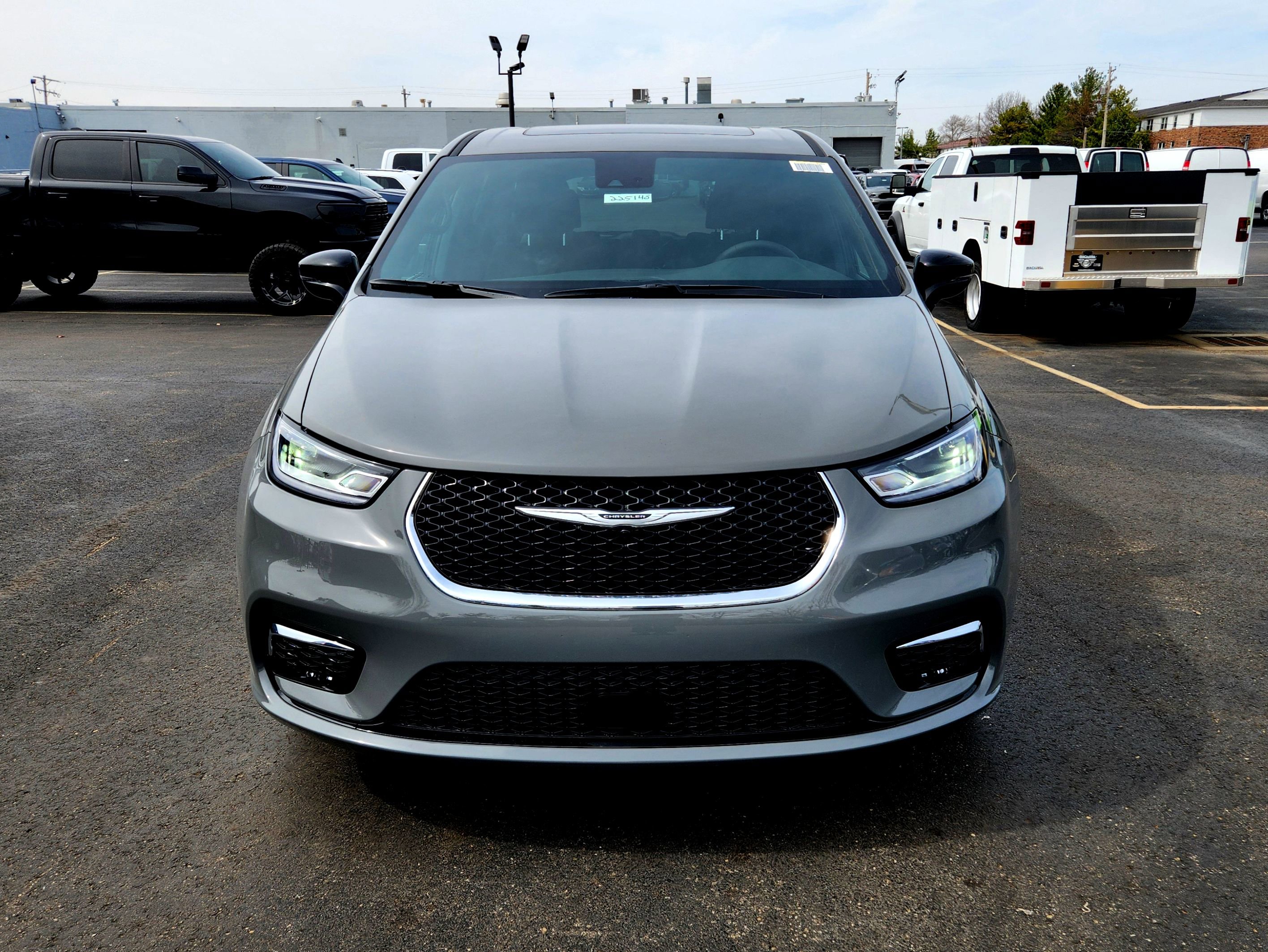 New 2025 Chrysler Pacifica Select image 3