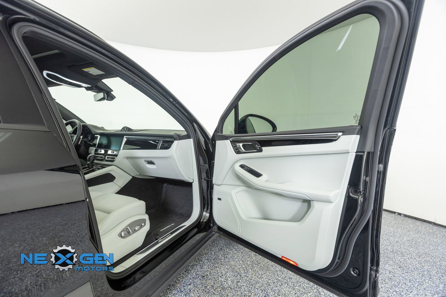 Used 2024 Porsche Macan AWD/4WD image 43