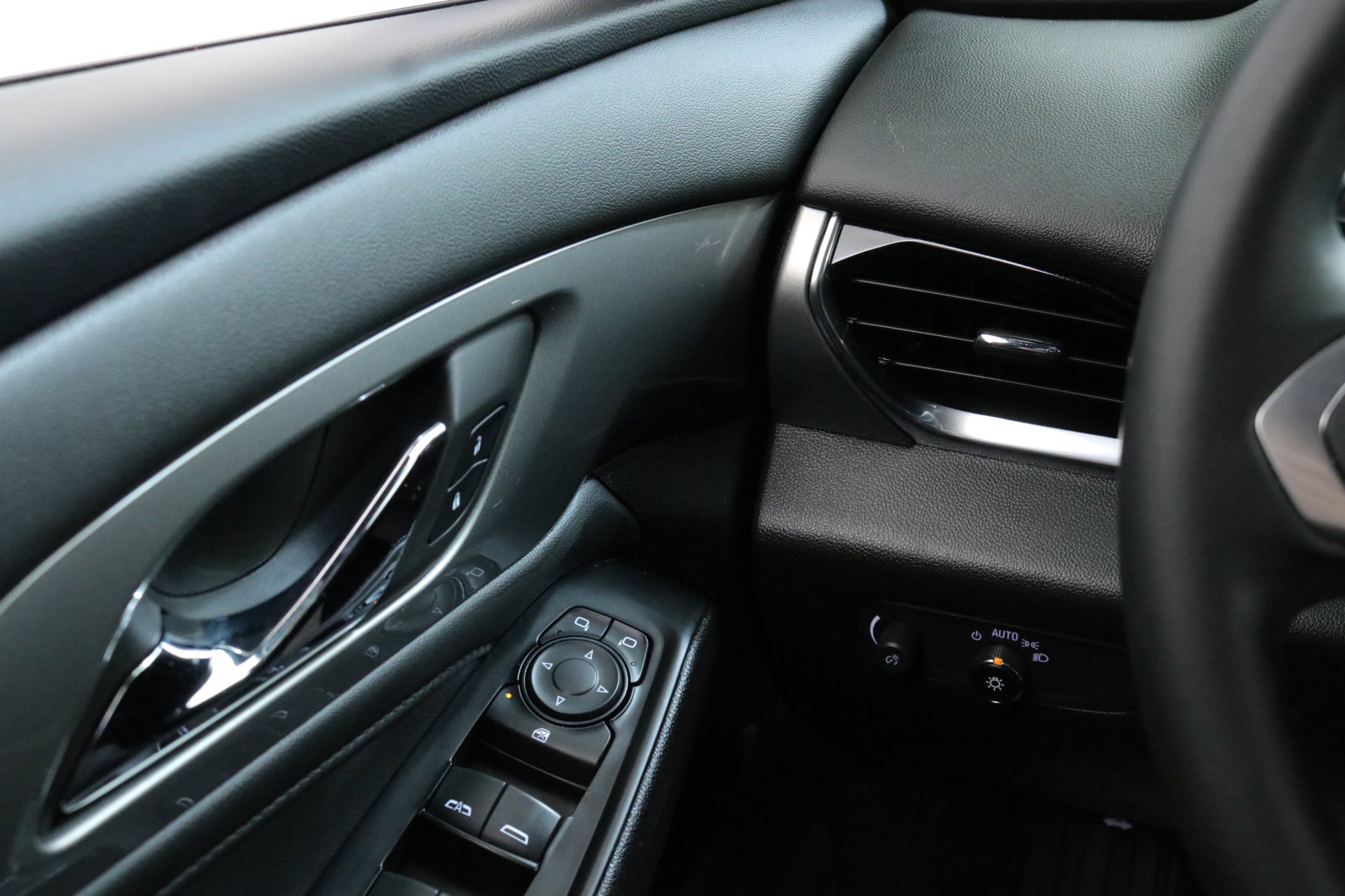 Used 2023 Chevrolet Traverse LT image 16