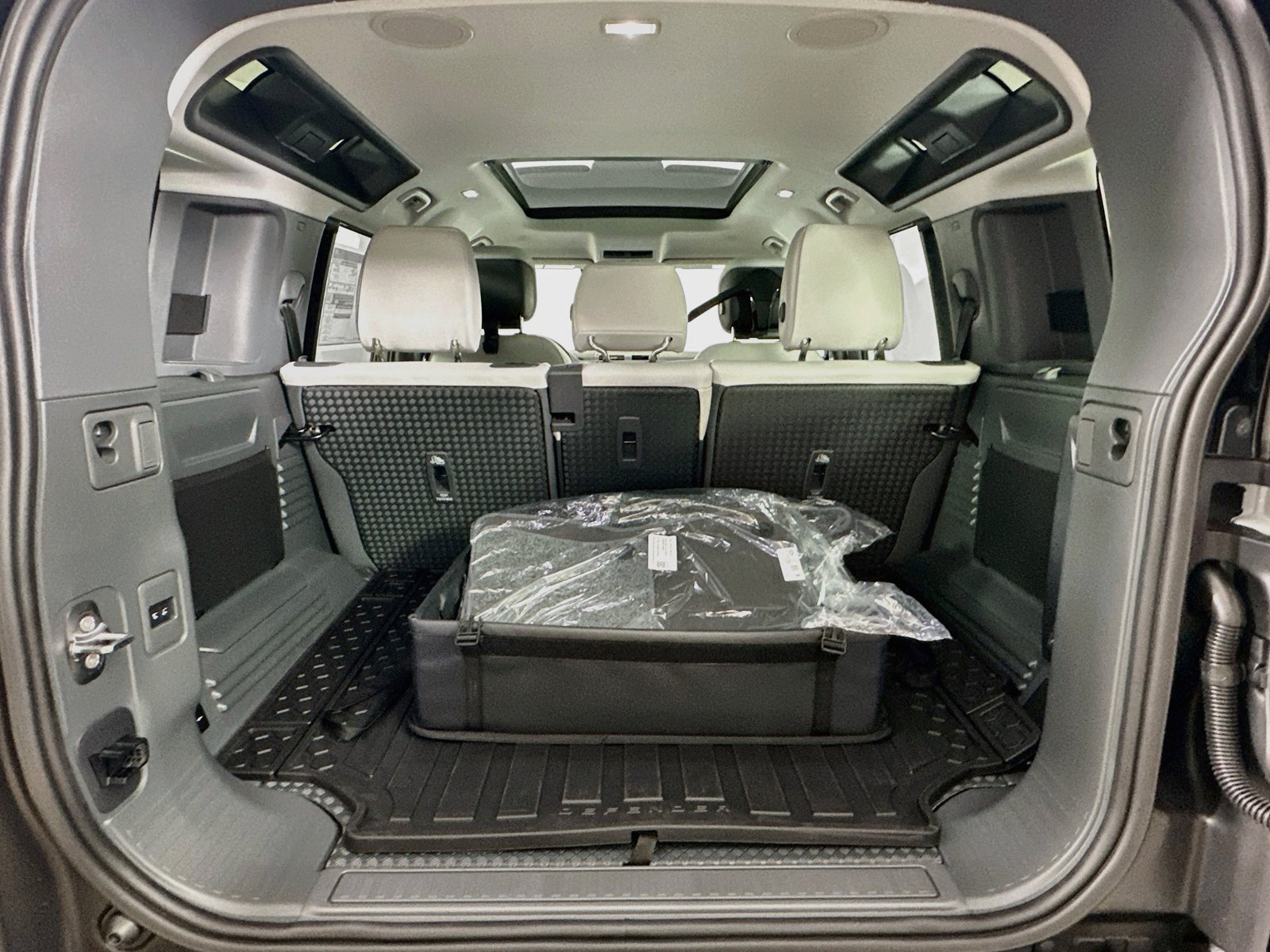 New 2026 Land Rover Defender 110 X-Dynamic SE AWD/4WD image 38