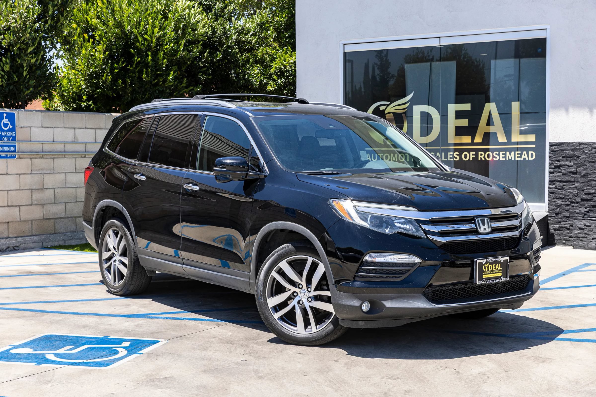 Used 2017 Honda Pilot Touring image 2