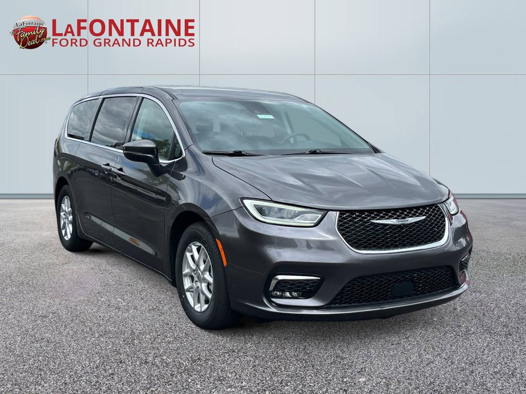 Used 2023 Chrysler Pacifica Touring-L FWD image 3