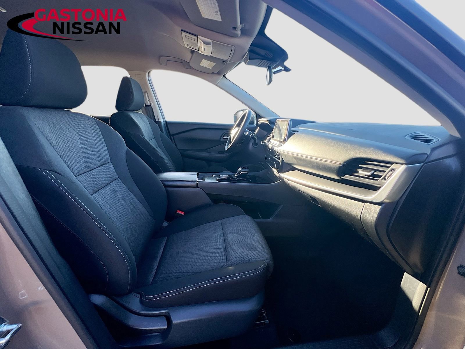 Used 2025 Nissan Rogue SV image 35