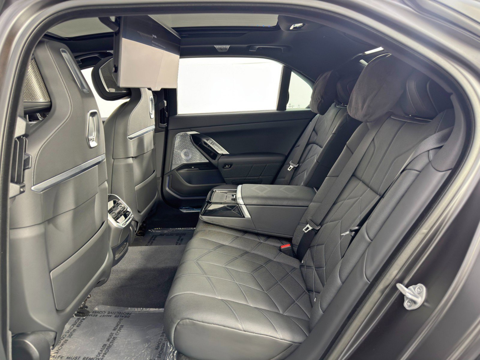 Used 2023 BMW i7 xDrive60 w/ Parking Assistance Package image 53