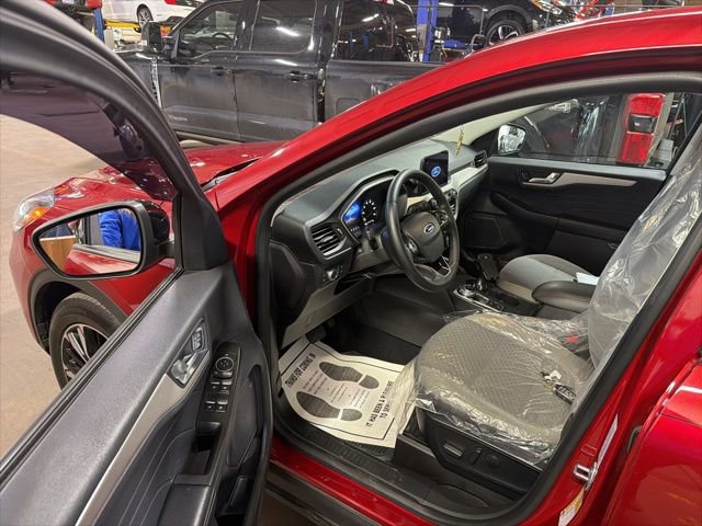 Used 2021 Ford Escape SE w/ SE Sport Appearance Package image 17