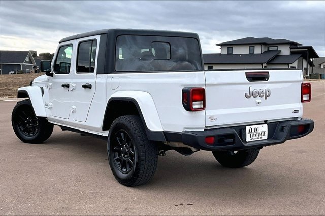 Used 2023 Jeep Gladiator Overland image 4