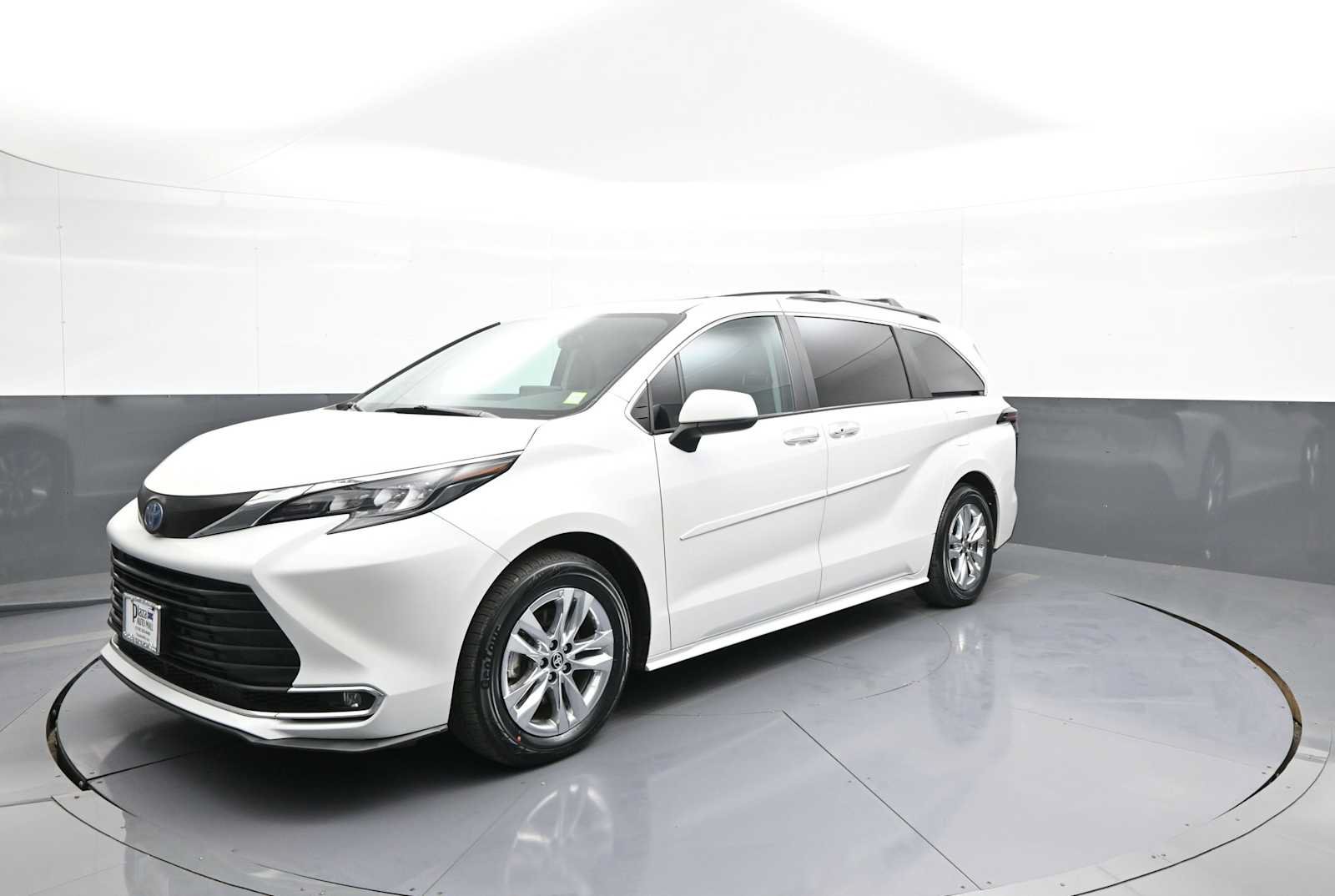 Used 2024 Toyota Sienna XLE w/ XLE Plus Package AWD/4WD image 10