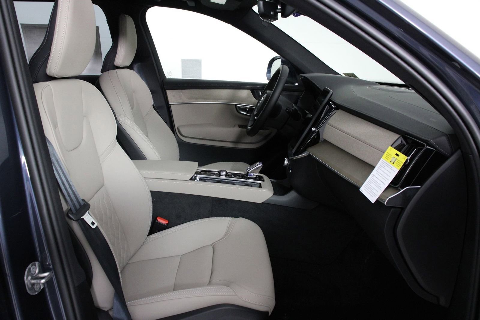 New 2026 Volvo XC90 T8 Plus w/ Protection Package Premier image 10