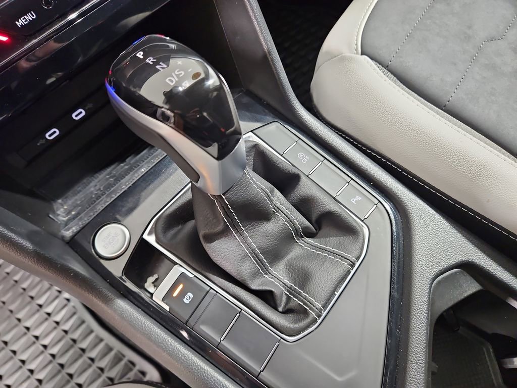 Certified 2025 Volkswagen Taos SE FWD image 23