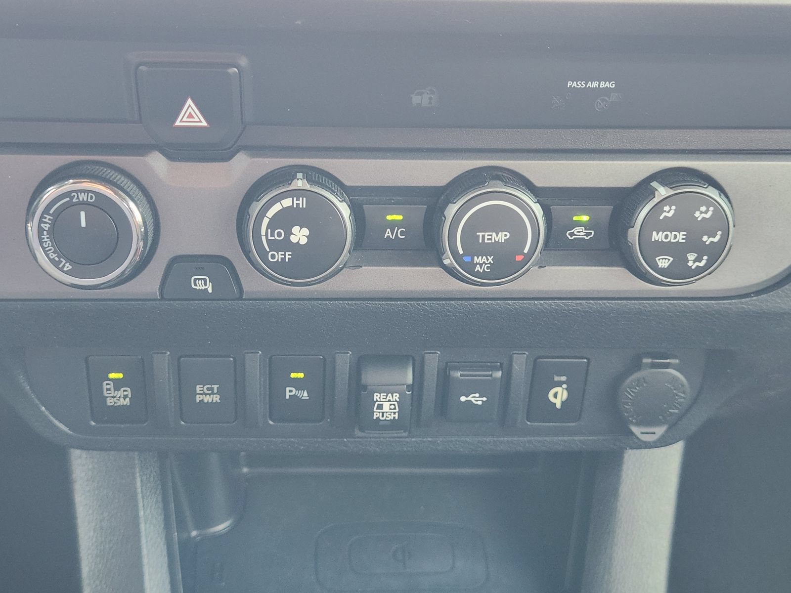 Used 2020 Toyota Tacoma TRD Off-Road w/ Technology Package AWD/4WD image 19