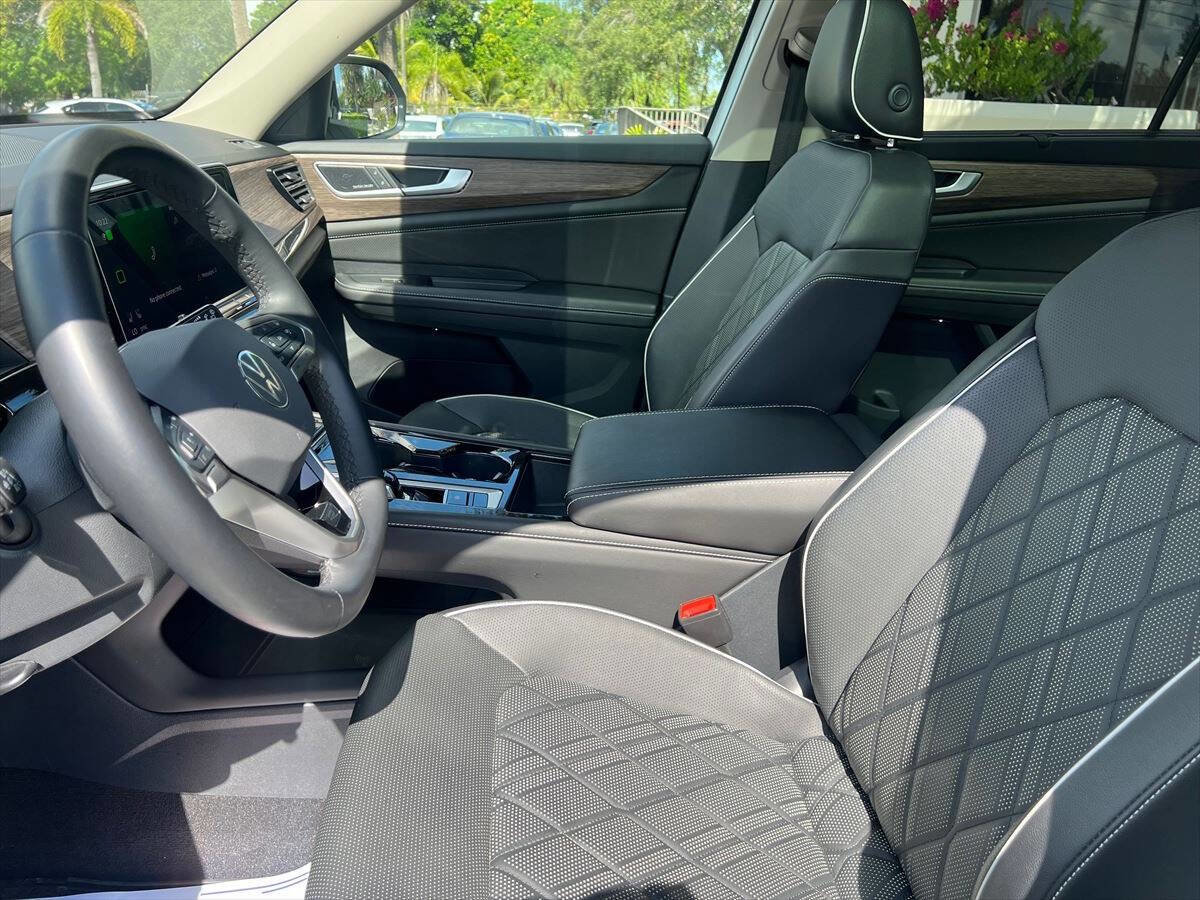 Used 2024 Volkswagen Atlas SEL Premium R-Line image 8