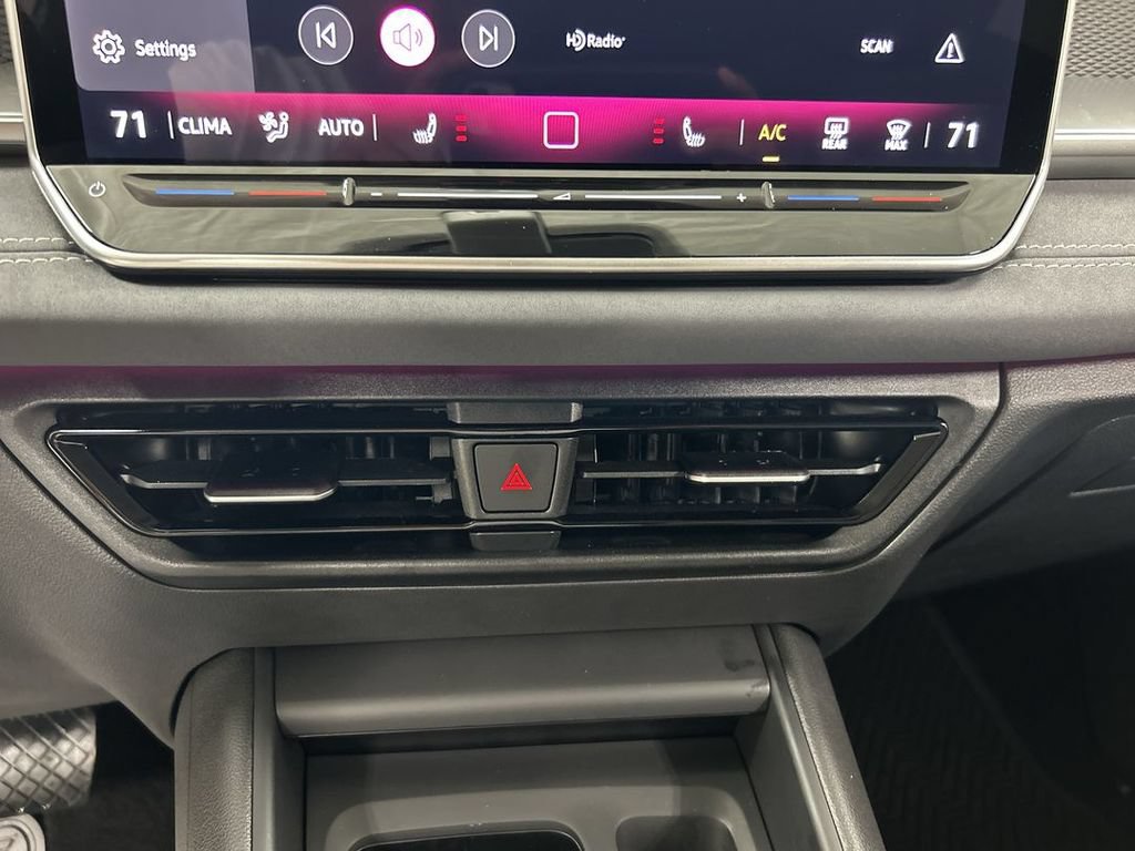 Used 2026 Volkswagen Tiguan SE AWD/4WD image 16