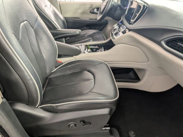 Used 2023 Chrysler Pacifica Limited image 35