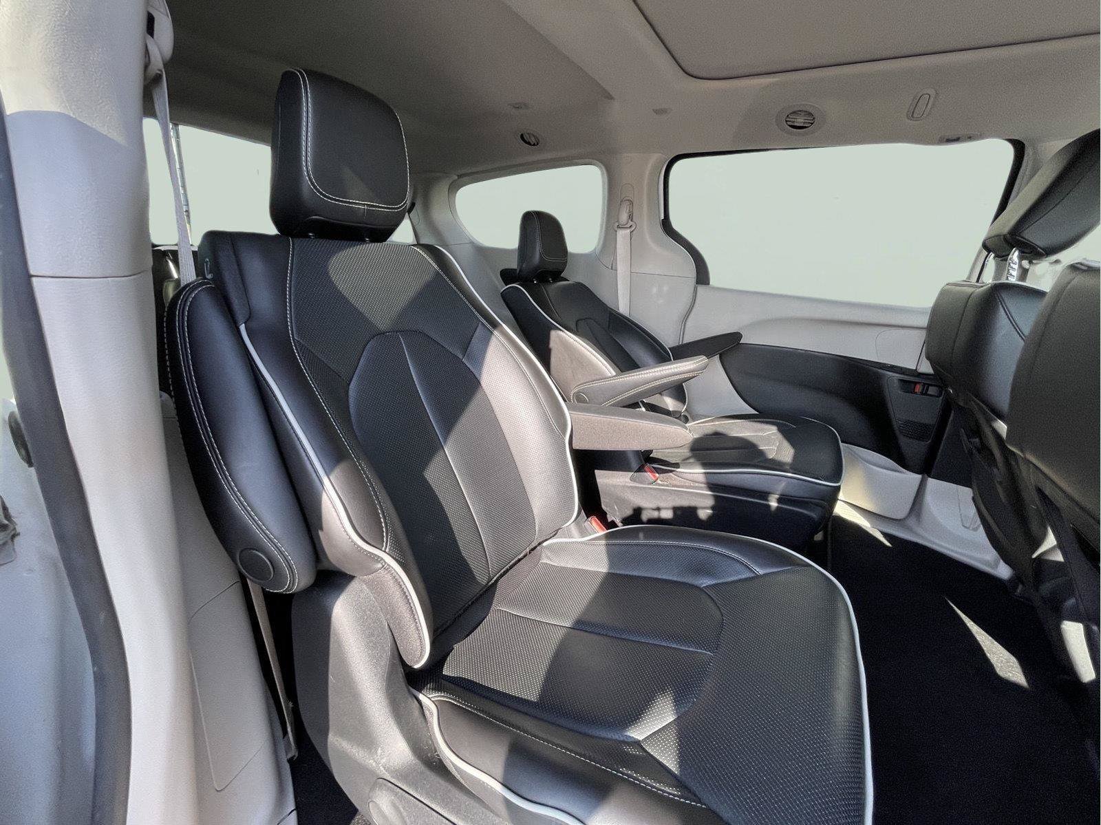 Used 2023 Chrysler Pacifica Limited FWD image 18
