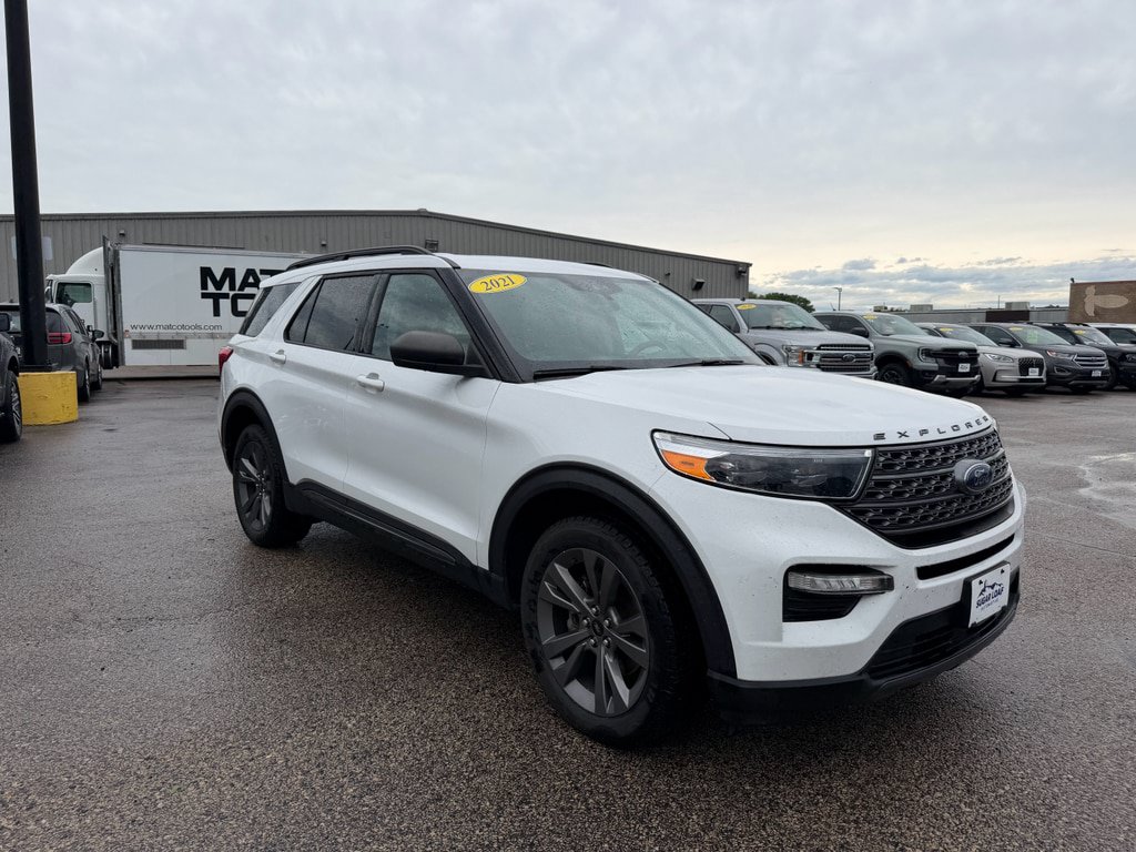 Used 2021 Ford Explorer XLT w/ Equipment Group 202A AWD/4WD image 2