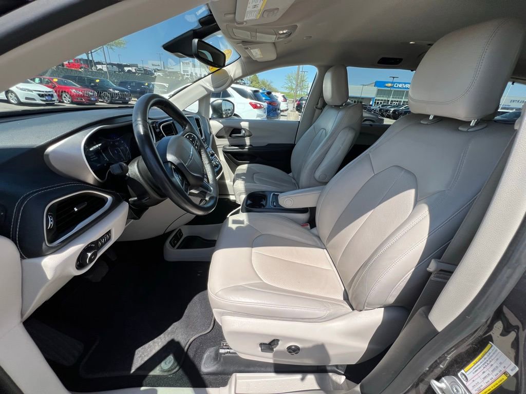 Used 2021 Chrysler Pacifica Touring-L w/ Premium & Safety Sphere Group AWD/4WD image 17
