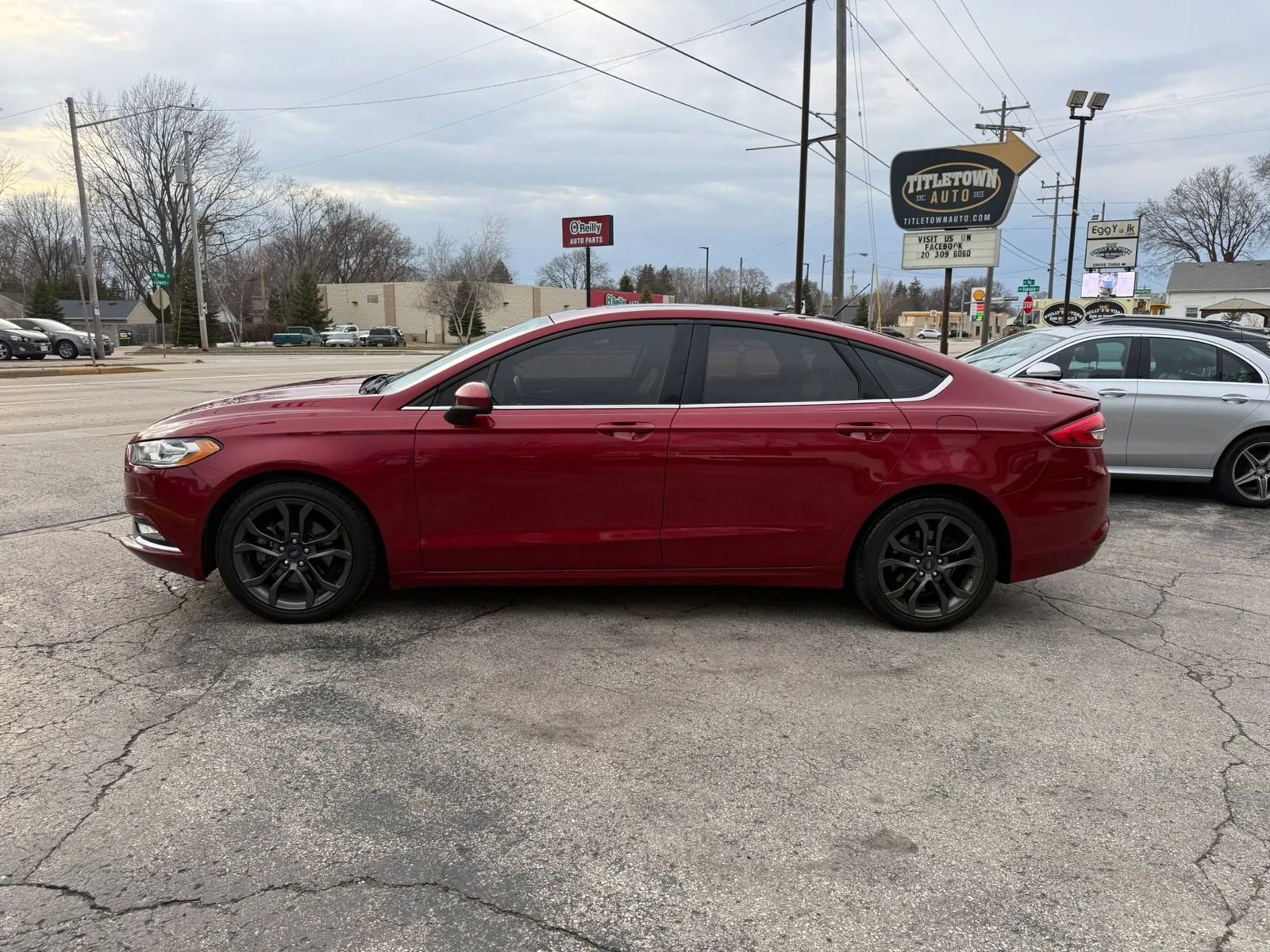 Used 2018 Ford Fusion SE w/ Equipment Group 201A FWD image 2