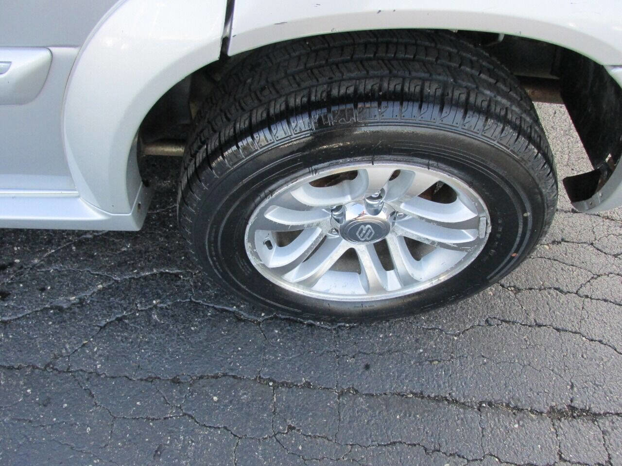 Used 2005 Suzuki XL7 LX image 32