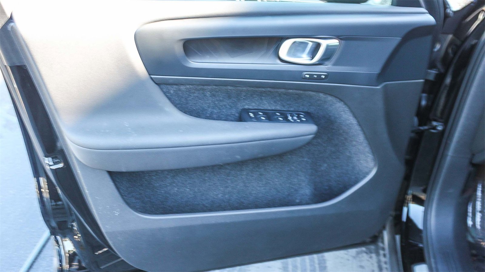 Used 2023 Volvo C40 P8 Recharge Plus w/ Protection Package Premier image 21