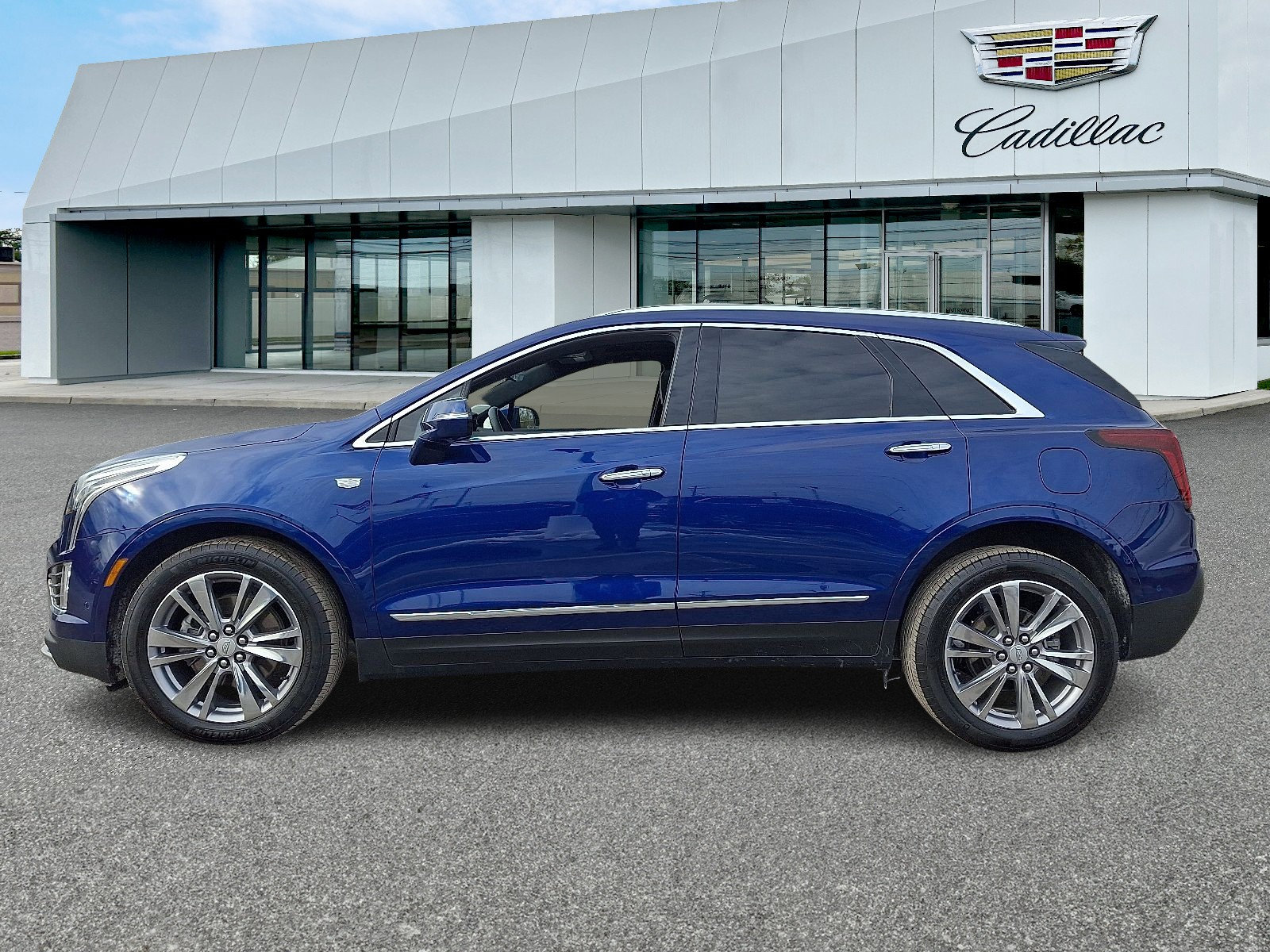 Certified 2023 Cadillac XT5 Premium Luxury w/ Platinum Package image 2
