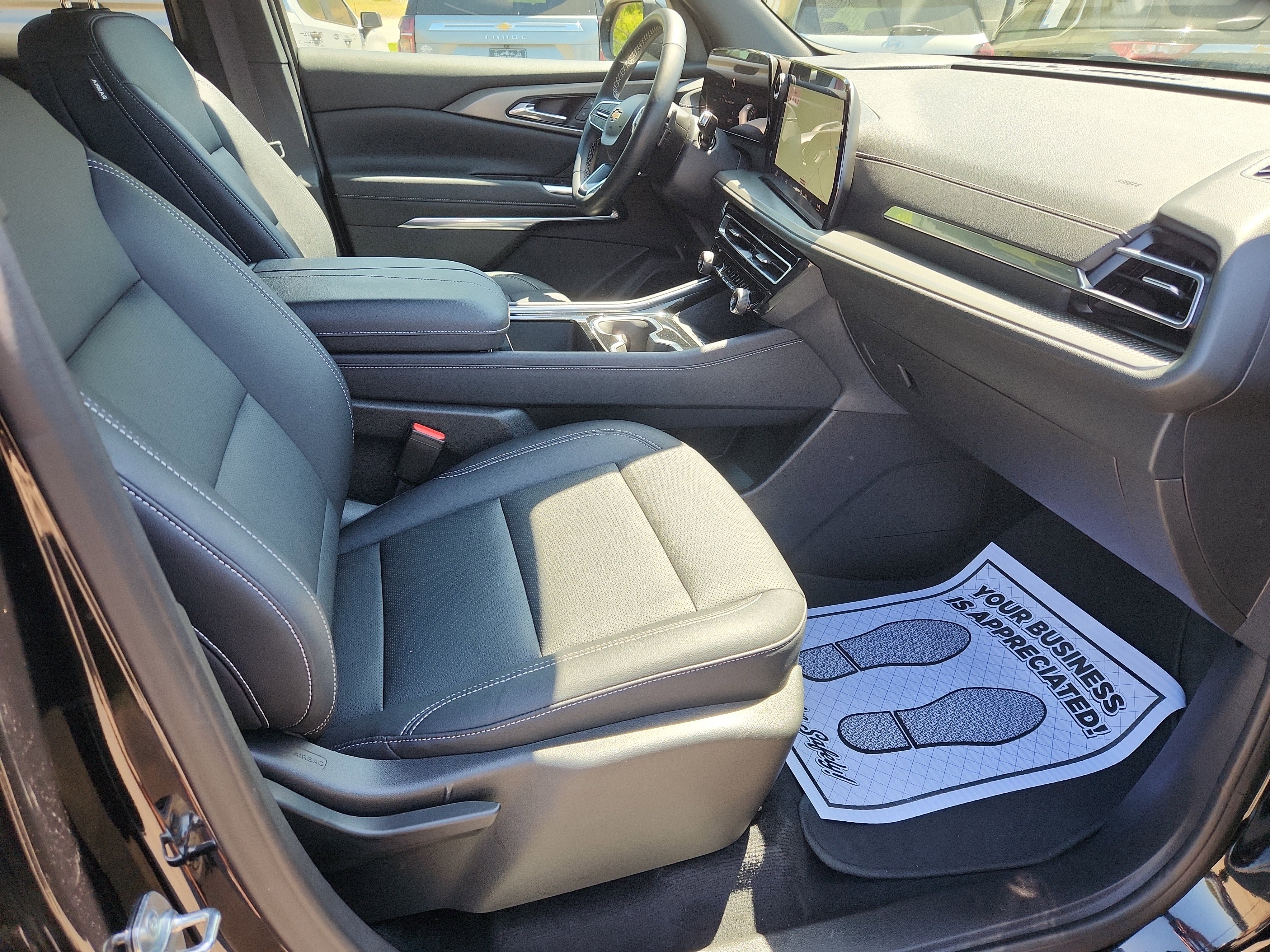 Used 2025 Chevrolet Traverse LT image 37