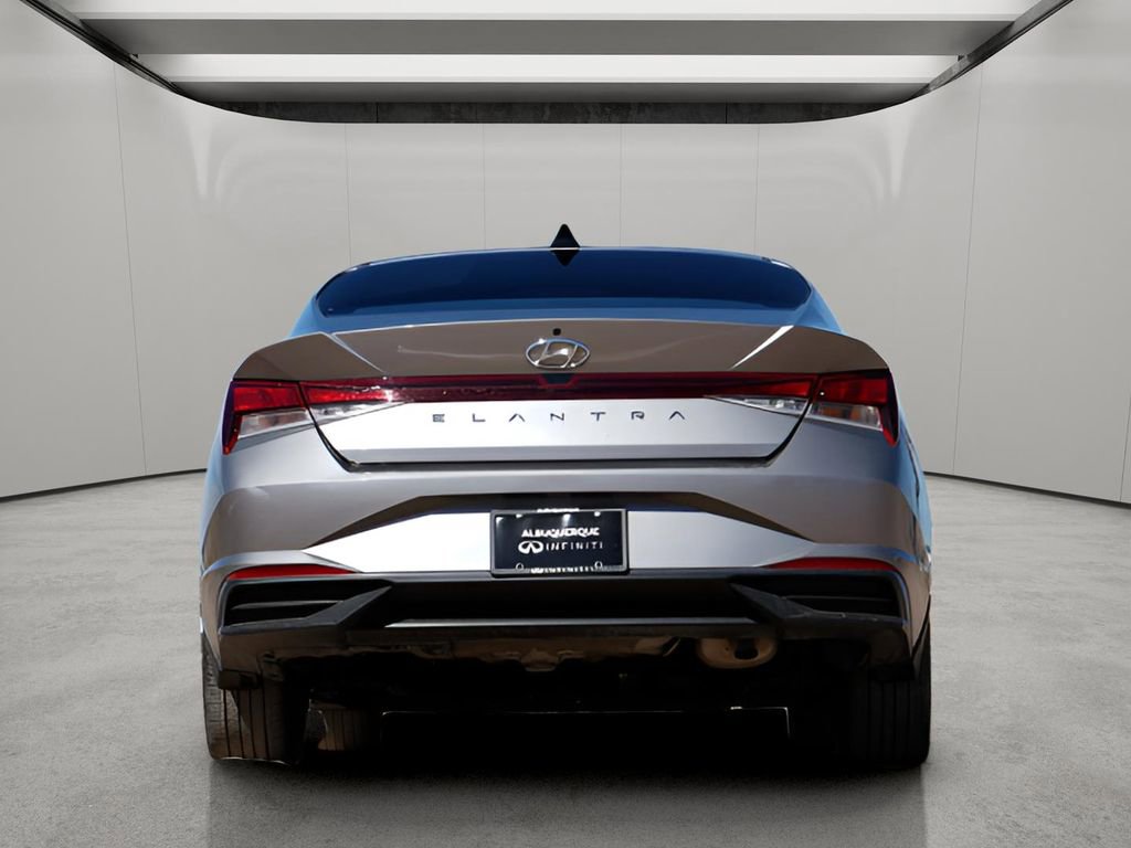 Used 2023 Hyundai Elantra SEL w/ Convenience Package image 3