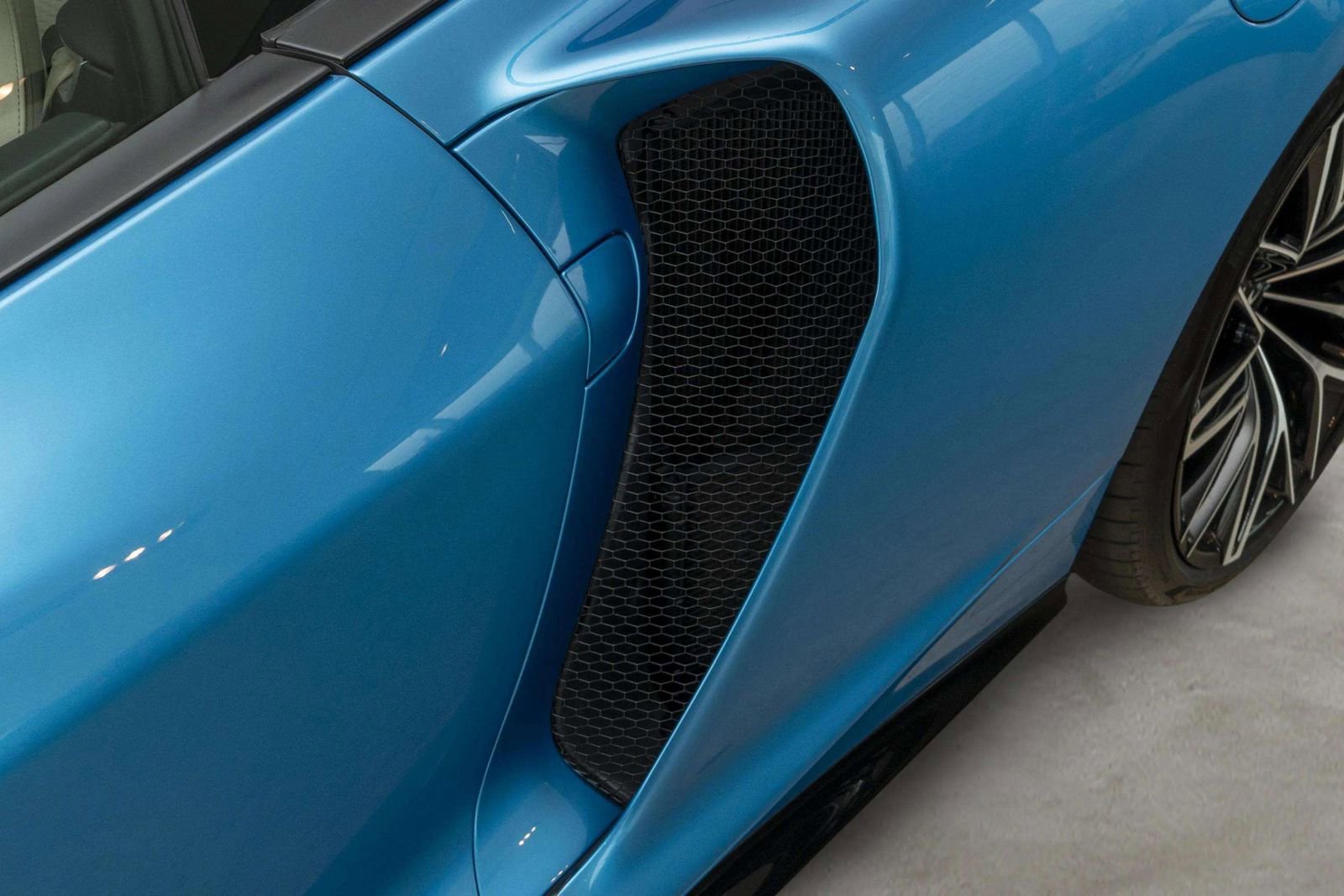 Used 2023 McLaren GT RWD image 37