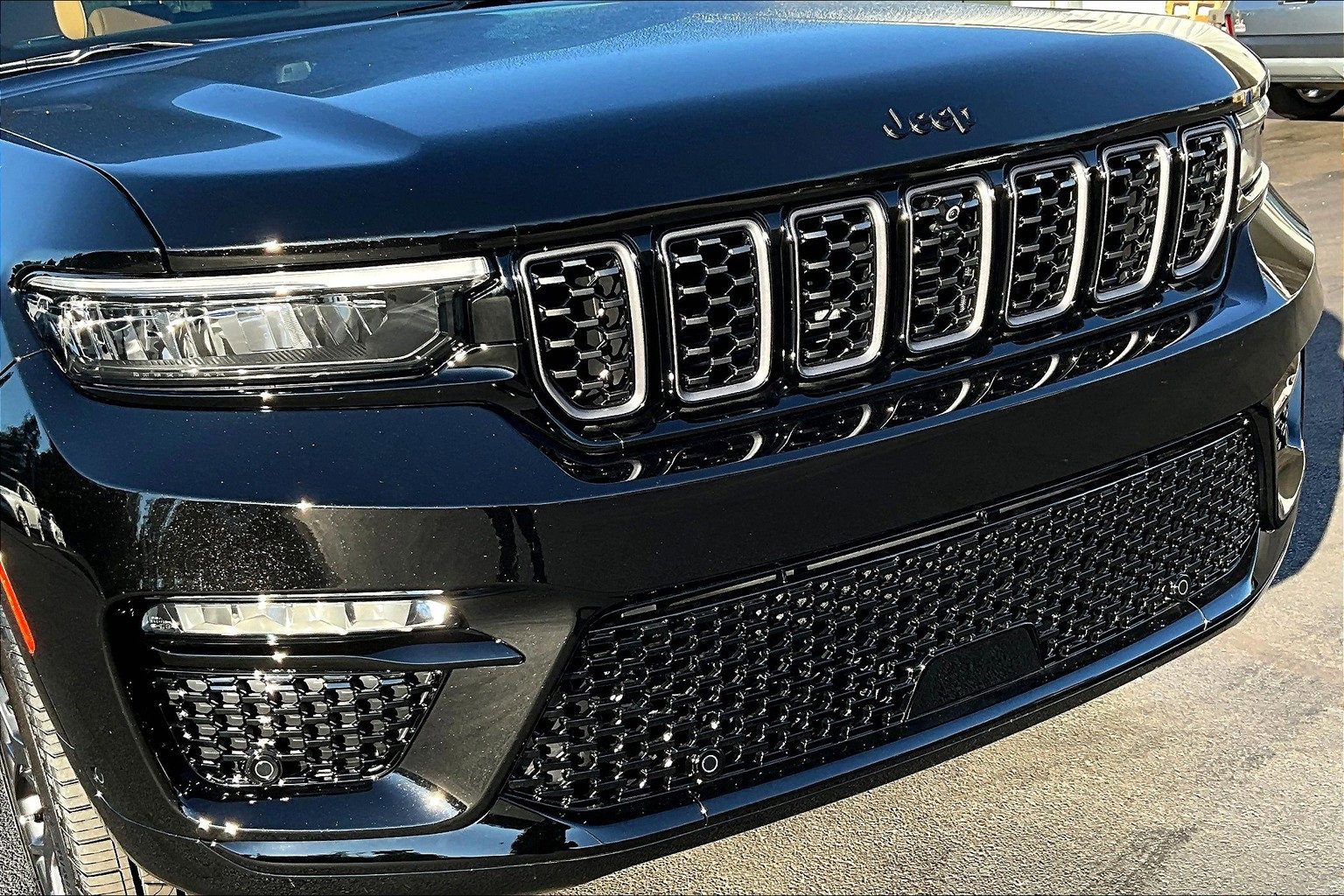 New 2025 Jeep Grand Cherokee Summit image 14