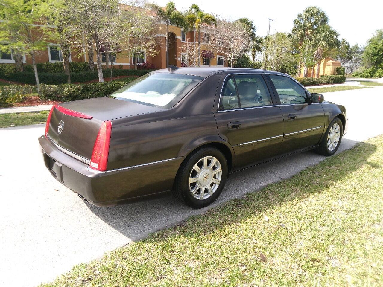 Used 2009 Cadillac DTS FWD image 4