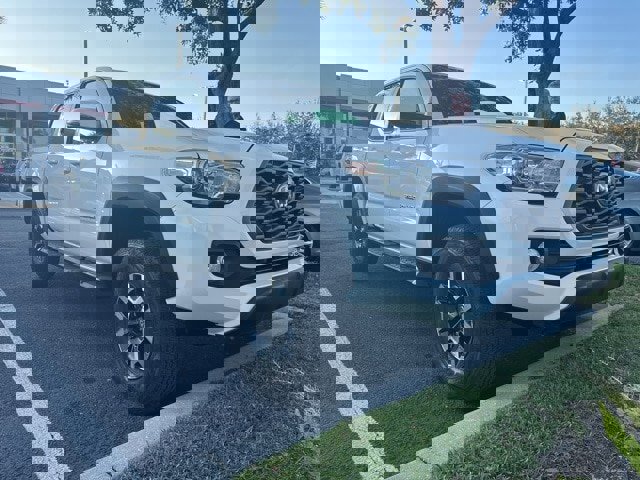 Used 2020 Toyota Tacoma TRD Off-Road w/ Technology Package image 3