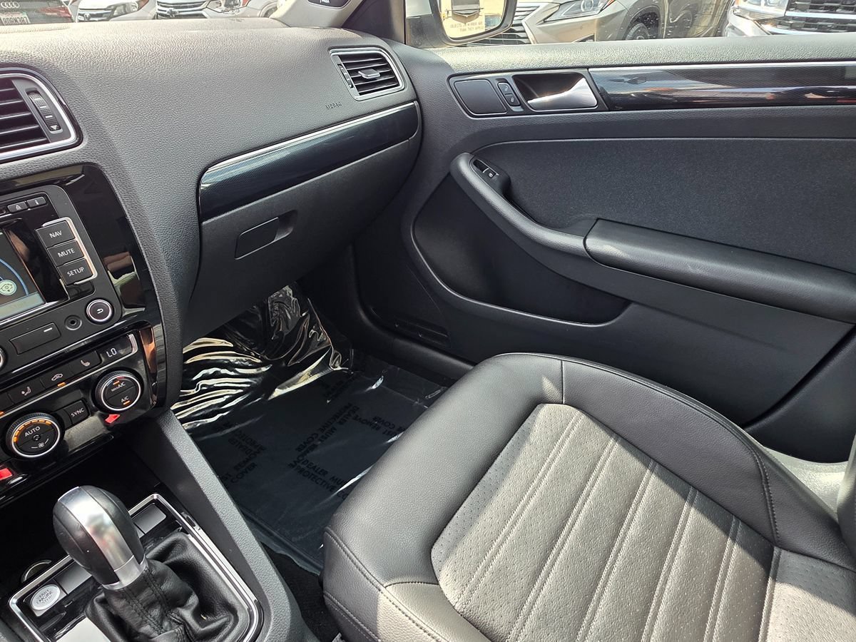 Used 2015 Volkswagen Jetta SEL FWD image 37