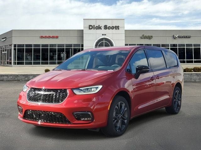 New 2026 Chrysler Pacifica Select AWD/4WD image 2