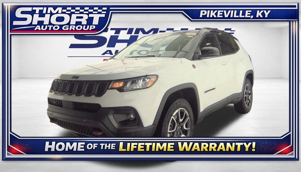 Used 2025 Jeep Compass Trailhawk image 1
