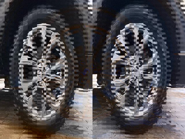 Used 2022 Ford Explorer XLT w/ Equipment Group 202A image 27