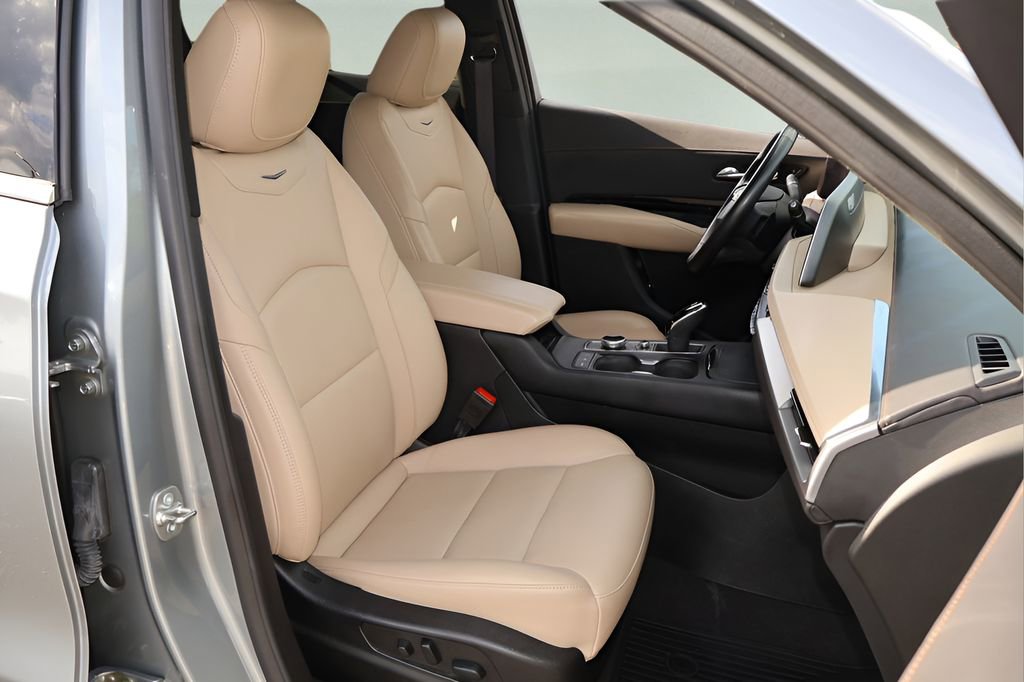 Used 2024 Cadillac XT4 Luxury w/ Cold Weather Package FWD image 17