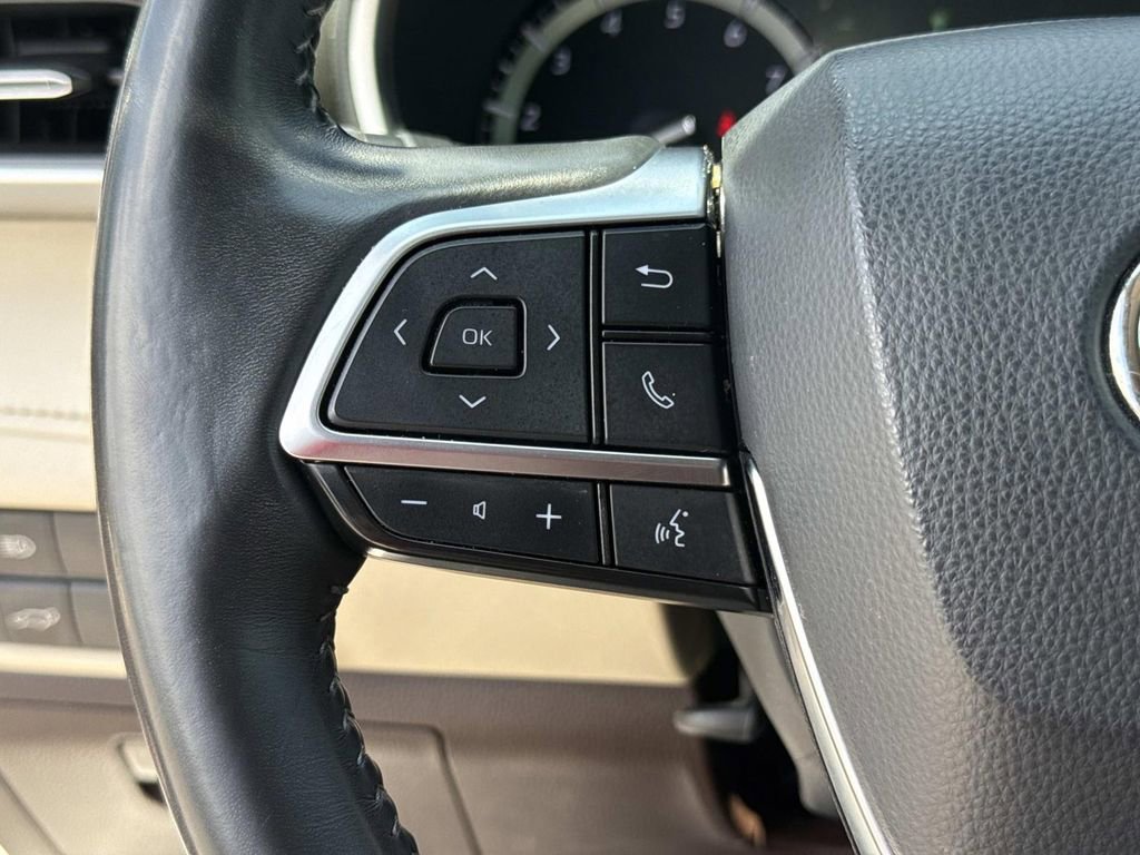 Used 2021 Toyota Highlander XLE FWD image 46