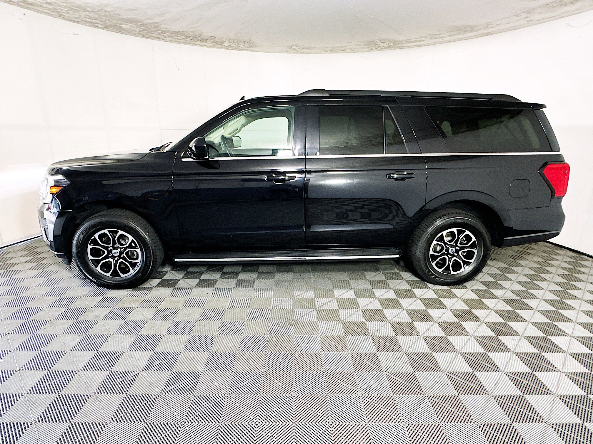Used 2023 Ford Expedition Max XLT RWD image 6