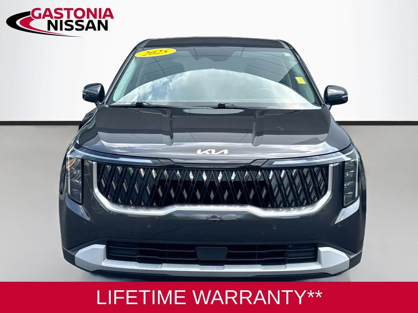 Used 2025 Kia Carnival FWD image 2