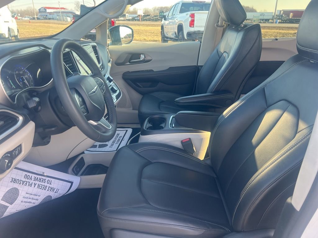 Used 2024 Chrysler Pacifica Touring-L image 22
