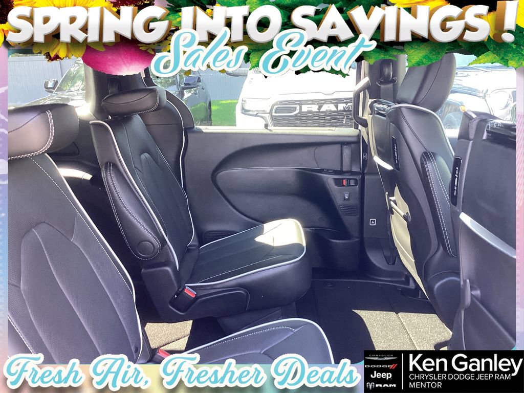 New 2026 Chrysler Pacifica Limited w/ Uconnect Theater Family Group image 20