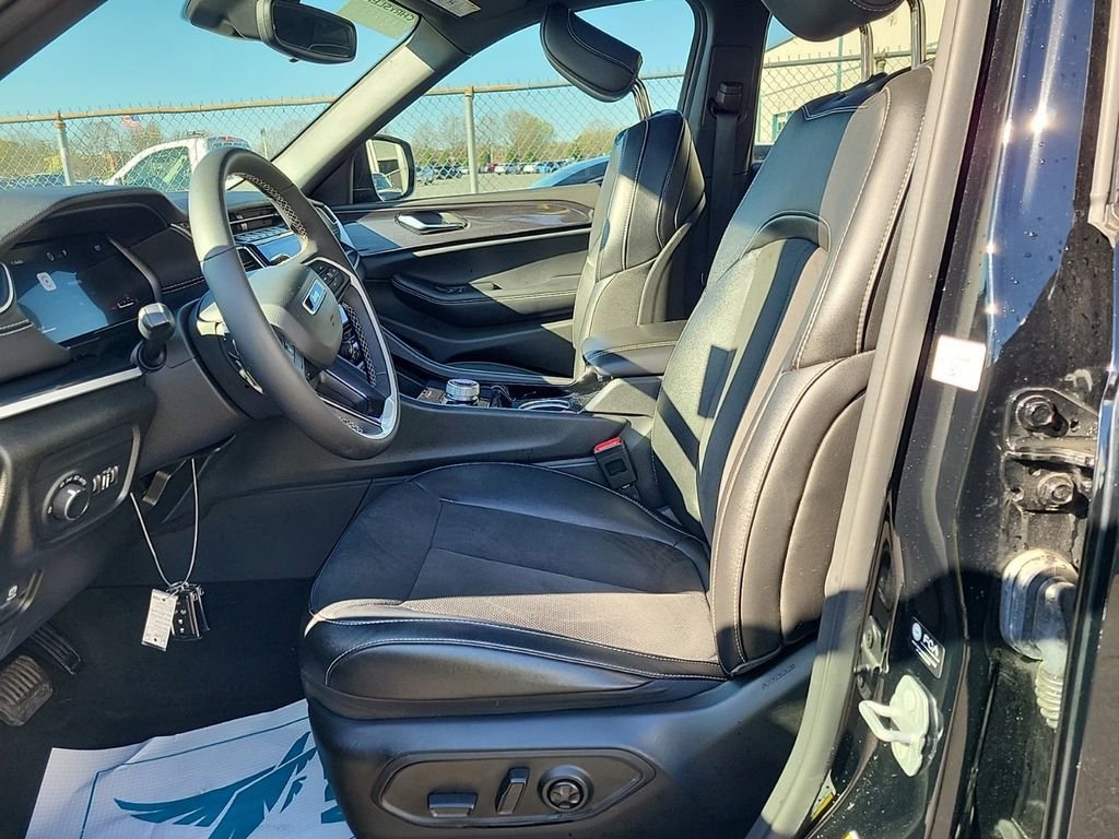 Used 2023 Jeep Grand Cherokee Altitude image 3